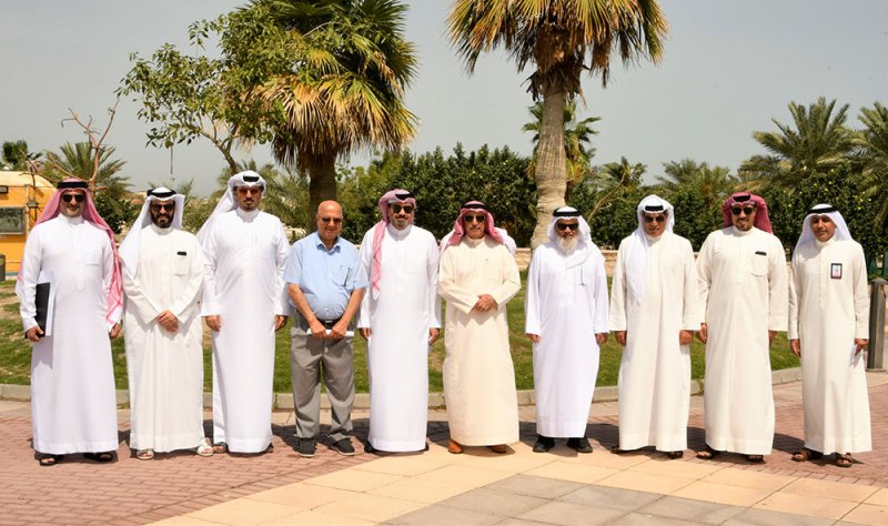 محافظ المحرق يبحث سبل تطوير منصة العلم في منتزه عراد