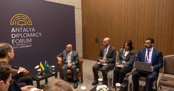 الأمين العام لمجلس التعاون يلتقي المبعوث الخاص للاتحاد الأوروبي لشؤون الخليج على هامش منتدى أنطاليا الدبلوماسي