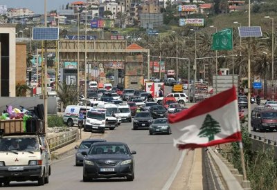 أنصار حزب الله يهاجمون رئيس لبنان.. و"أمل" ترفض الاستفزاز
