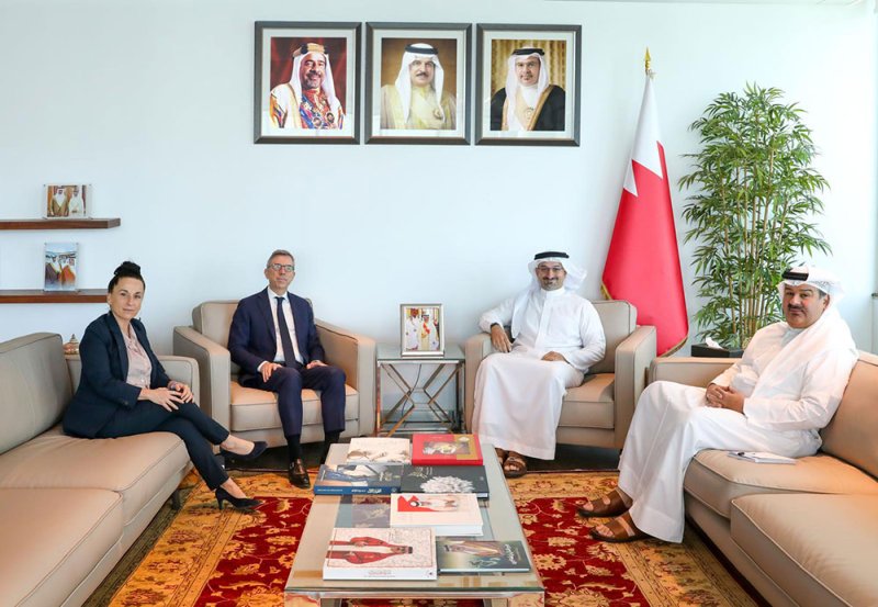 وزير الصناعة والتجارة يستقبل سفير الجمهورية الفرنسية لدى مملكة البحرين