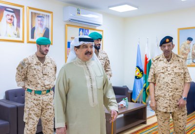 جلالة الملك المعظم القائد الأعلى للقوات المسلحة يزور إحدى وحدات قوة دفاع البحرين