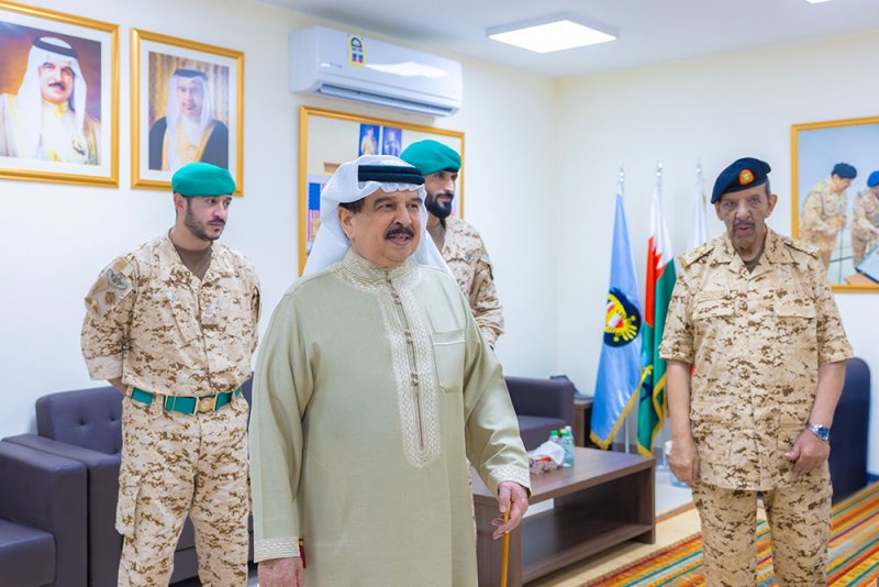 جلالة الملك المعظم القائد الأعلى للقوات المسلحة يزور إحدى وحدات قوة دفاع البحرين