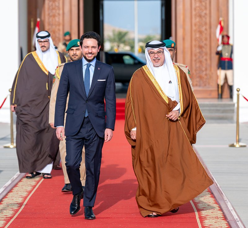 سمو ولي العهد رئيس مجلس الوزراء في مقدمة مودعي ولي عهد المملكة الأردنية الهاشمية لدى مغادرته البلاد