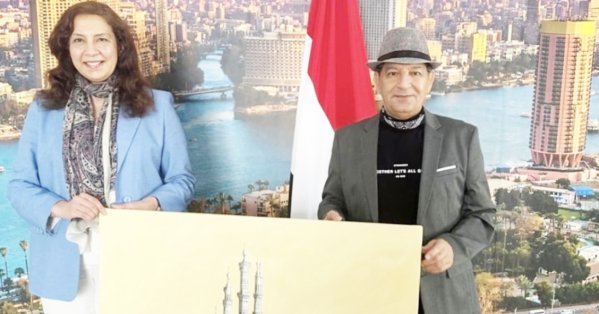 الفنان محمد طه علي يهدي سفارة مصر أعمالًا تجسد الذاكرة والهوية