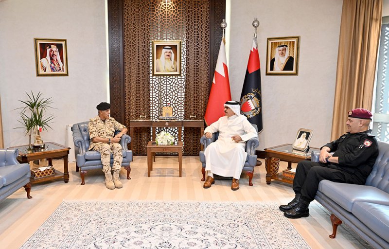 وزير الداخلية يشيد بجاهزية قوة دفاع البحرين ومسئولياتها الوطنية في مواجهة تداعيات العدوان الإيراني السافر