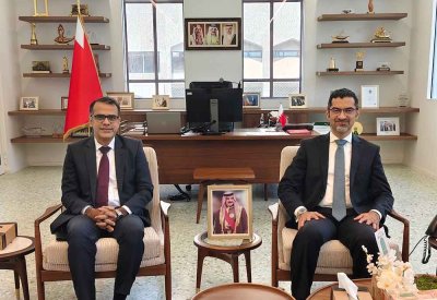 وزير شؤون البلديات والزراعة يلتقي سفير جمهورية باكستان الإسلامية لدى مملكة البحرين