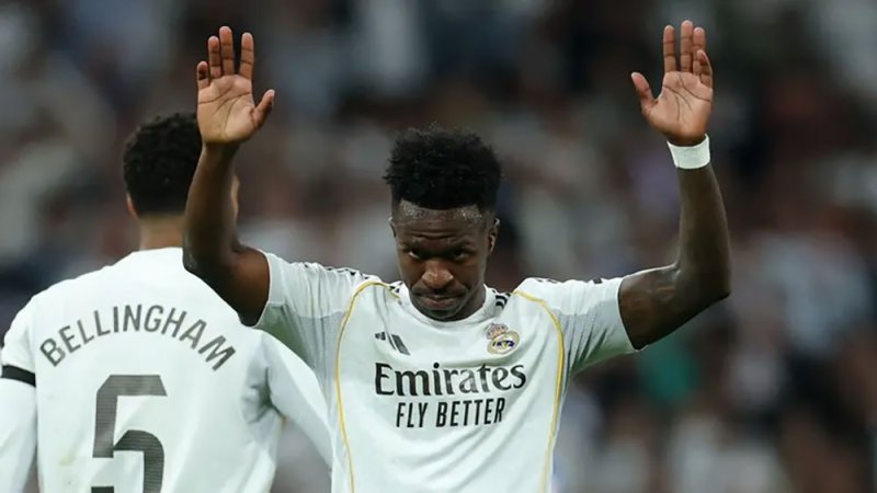 أربيلوا يدعم فينيسيوس بعد هجوم جماهير ريال مدريد