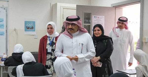 وزير التربية يتفقد انطلاق الاختبارات التقويمية لبرنامج البكالوريا الدولية بالمدارس الحكومية