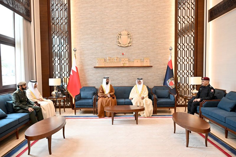وزير الداخلية يشيد خلال استقباله سفير دولة الإمارات العربية المتحدة بالعلاقات الأخوية الوثيقة التي تجمع البلدين والشعبين الشقيقين