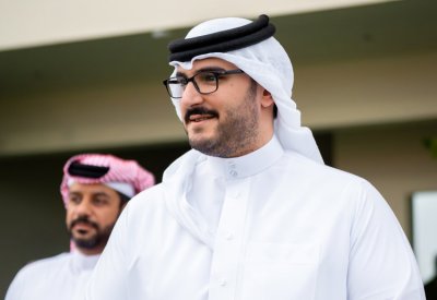 سمو الشيخ عيسى بن سلمان بن حمد يشهد السباق الختامي لموسم الخيل