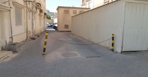 فوضى حجز مواقف الشوارع بالأعمدة الحديدية بالعاصمة