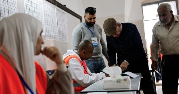 الفلسطينيون يصوتون في انتخابات بلدية وسط إحباط ومنافسة محدودة