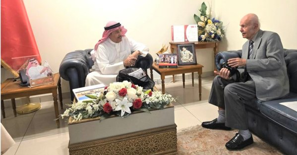 محافظ المحرق يستقبل الباحث والمصور الفوتوغرافي عبدالله الخان