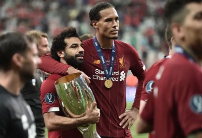 وداع "أسطوري" في انتظار محمد صلاح.. قائد ليفربول يحسم الجدل
