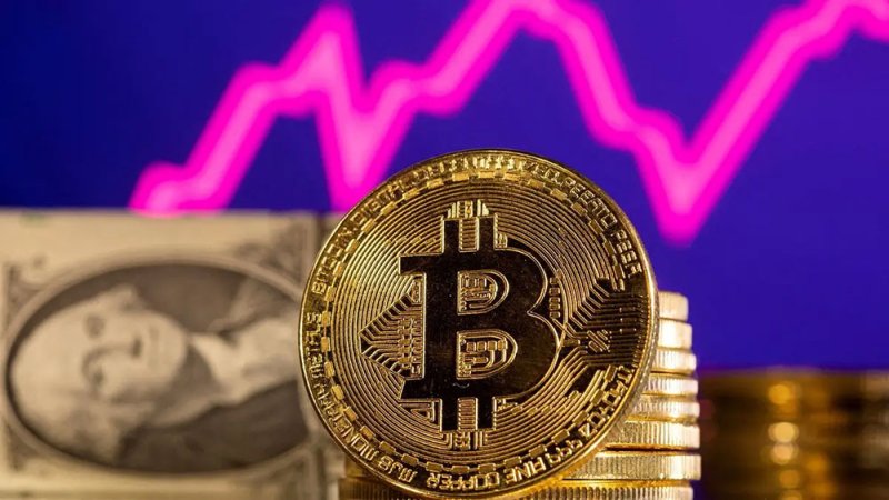 بيتكوين تتراجع بعد ملامسة مستوى 79.5 ألف دولار