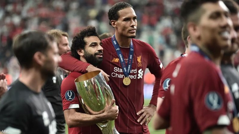 وداع "أسطوري" في انتظار محمد صلاح.. قائد ليفربول يحسم الجدل
