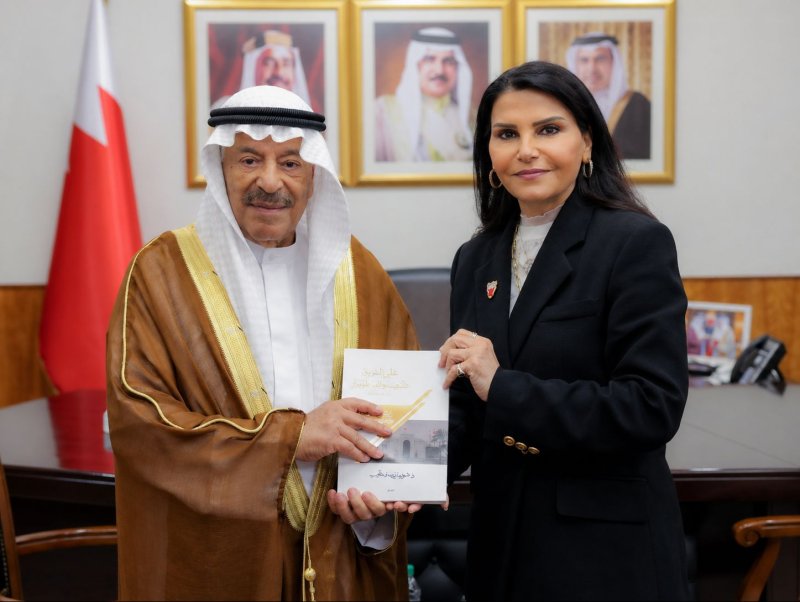رئيس مجلس الشورى يشيد بجهود الدكتورة فوزية الجيب في توثيق قصة نجاح مملكة البحرين خلال استضافة اجتماعات الاتحاد البرلماني الدولي