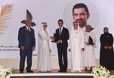 وزير البلديات يكرم بجائزة خليفة الدولية لنخيل التمر والابتكار الزراعي