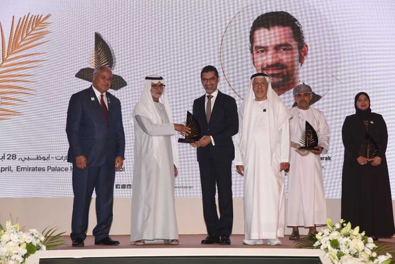 وزير البلديات يكرم بجائزة خليفة الدولية لنخيل التمر والابتكار الزراعي