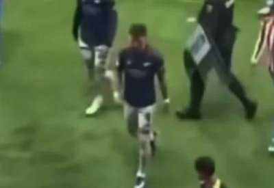 مدافع أرسنال "يطأ" شعار أتلتيكو مدريد ويتسبب بمشادة