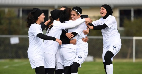 لاعبات أفغانستان المنفيات يحلمن بالأولمبياد بعد الاعتراف من الـ«فيفا»