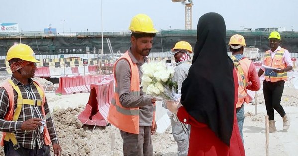“البلاد” تحتفي بيوم العمال بالورد