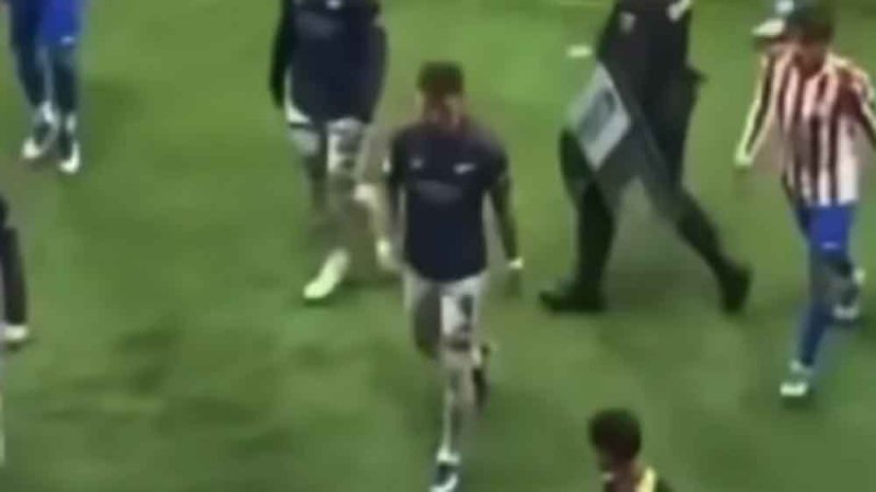 مدافع أرسنال "يطأ" شعار أتلتيكو مدريد ويتسبب بمشادة