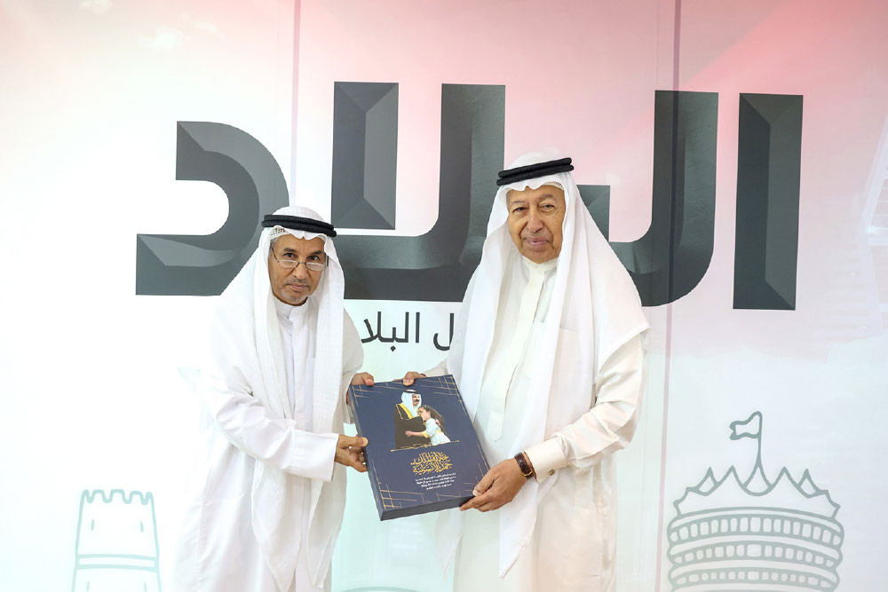 رئيس مجلس إدارة مؤسسة “البلاد” الإعلامية يهدي السفير السابق راشد الدوسري نسخة من الكتاب الذي أصدرته “البلاد” بعنوان “جلالة الملك.. حمد الإنسانية”