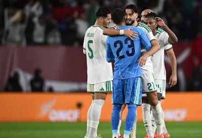 مخاوف من غياب مدافع الجزائر عن كأس العالم