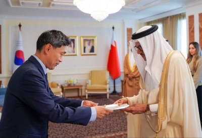 وزير الخارجية يتسلّم نسخة من أوراق اعتماد سفير جمهورية كوريا المعين لدى مملكة البحرين