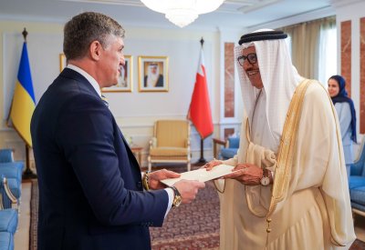 وزير الخارجية يتسلم نسخة من أوراق اعتماد سفير جمهورية أوكرانيا المُعين لدى مملكة البحرين والمقيم في أبوظبي