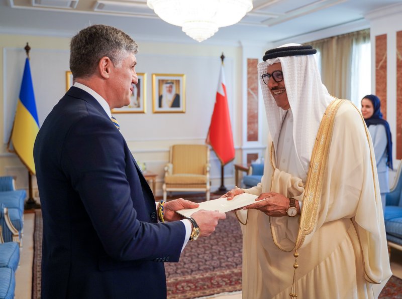 وزير الخارجية يتسلم نسخة من أوراق اعتماد سفير جمهورية أوكرانيا المُعين لدى مملكة البحرين والمقيم في أبوظبي