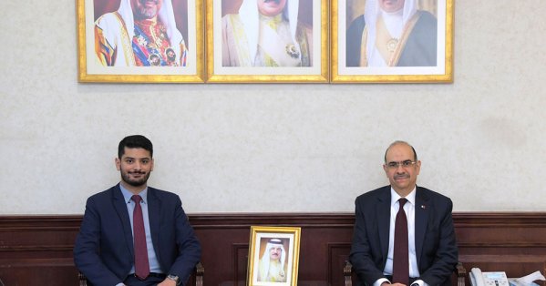 وزير العمل ووزير الشؤون القانونية يلتقي الفائز بفكرة 