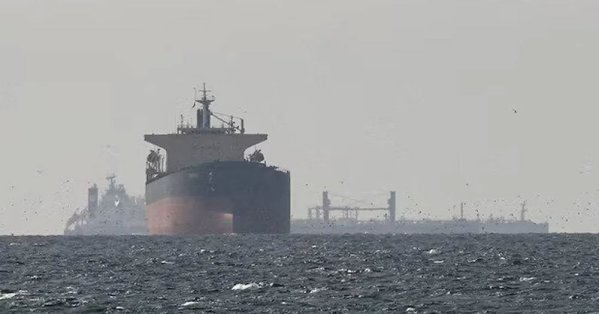 هيئة: حريق على متن ناقلة بضائع سائبة أصيبت بمقذوف مجهول