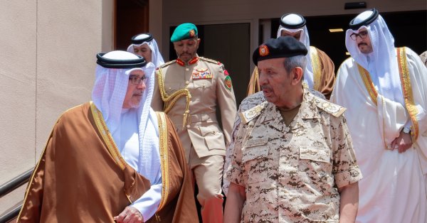 سمو ولي العهد نائب القائد الأعلى للقوات المسلحة رئيس مجلس الوزراء يتفضل بزيارة قوة دفاع البحرين