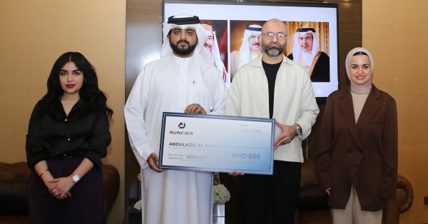 “نونسير” تسلّم الشاب عبدالعزيز الشيخ أرباح مبيعات ساعة صممها ضمن مبادرة مدينة شباب 2030 