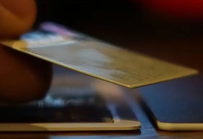 مطور يبتكر كمبيوتراً كاملاً يمكن وضعه داخل المحفظة الشخصية