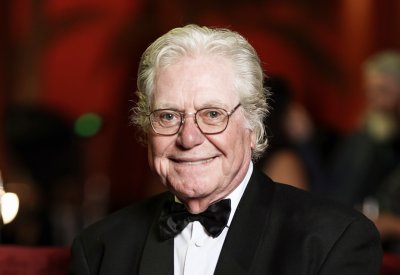 مركز السينما العربية يكرم رئيس مهرجان القاهرة السينمائي حسين فهمي