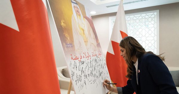 منتسبو أمانة النواب يوقّعون على وثيقة "التأييد والولاء" 