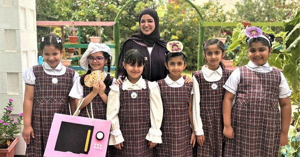 المعلمة نوف الأحمد تحوّل الدروس إلى أناشيد مُعززة للاستيعاب