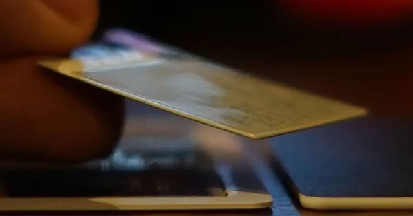 مطور يبتكر كمبيوتراً كاملاً يمكن وضعه داخل المحفظة الشخصية