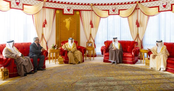 جلالة الملك المعظم يستقبل الكاتب الصحفي جعفر سلمان