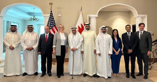 السفيرة الأميركية تستضيف "البلاد" والصحف المحلية لبحث تعزيز التعاون الإعلامي 