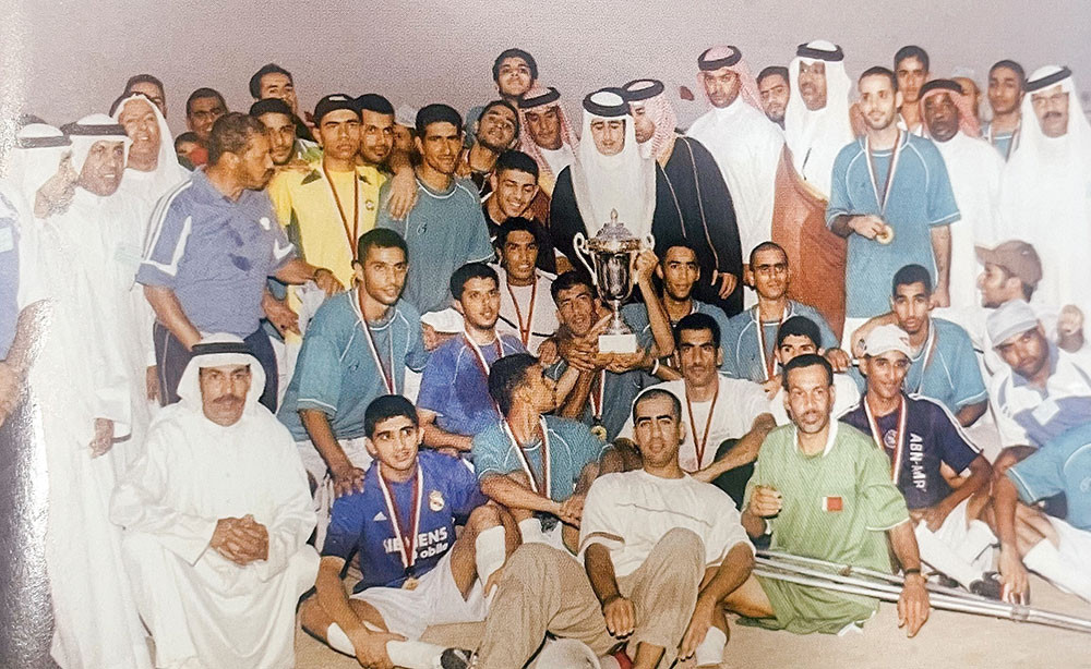 الفريق الأول لكرة القدم مع المرحوم سمو الشيخ فيصل بن حمد بمناسبة الفوز ببطولة سموه الثانية في العام 2005 