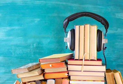 بين الورق والسماعات.. العلم يحسم أيهما أفضل القراءة أم الكتب الصوتية