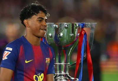 بعد الجدل.. مدرب برشلونة يعلق على رفع يامال علم فلسطين