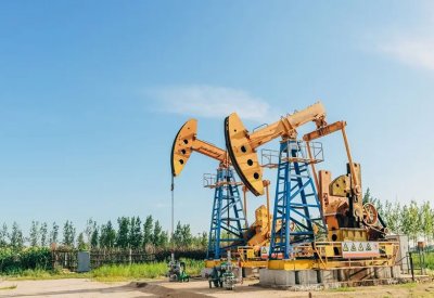 أسعار النفط تتراجع مع ترقب تطورات الصراع في الشرق الأوسط