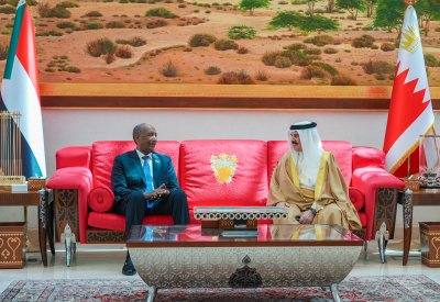 جلالة الملك المعظم في مقدمة مستقبلي رئيس مجلس السيادة الانتقالي بجمهورية السودان لدى وصوله إلى البلاد