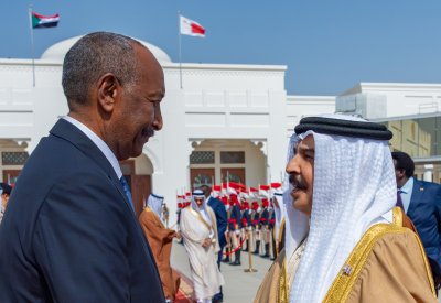 جلالة الملك المعظم في مقدمة مودعي رئيس مجلس السيادة الانتقالي بجمهورية السودان لدى مغادرته البلاد