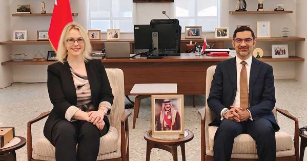 وزير شؤون البلديات والزراعة يستقبل سفيرة الولايات المتحدة الأميركية لدى مملكة البحرين